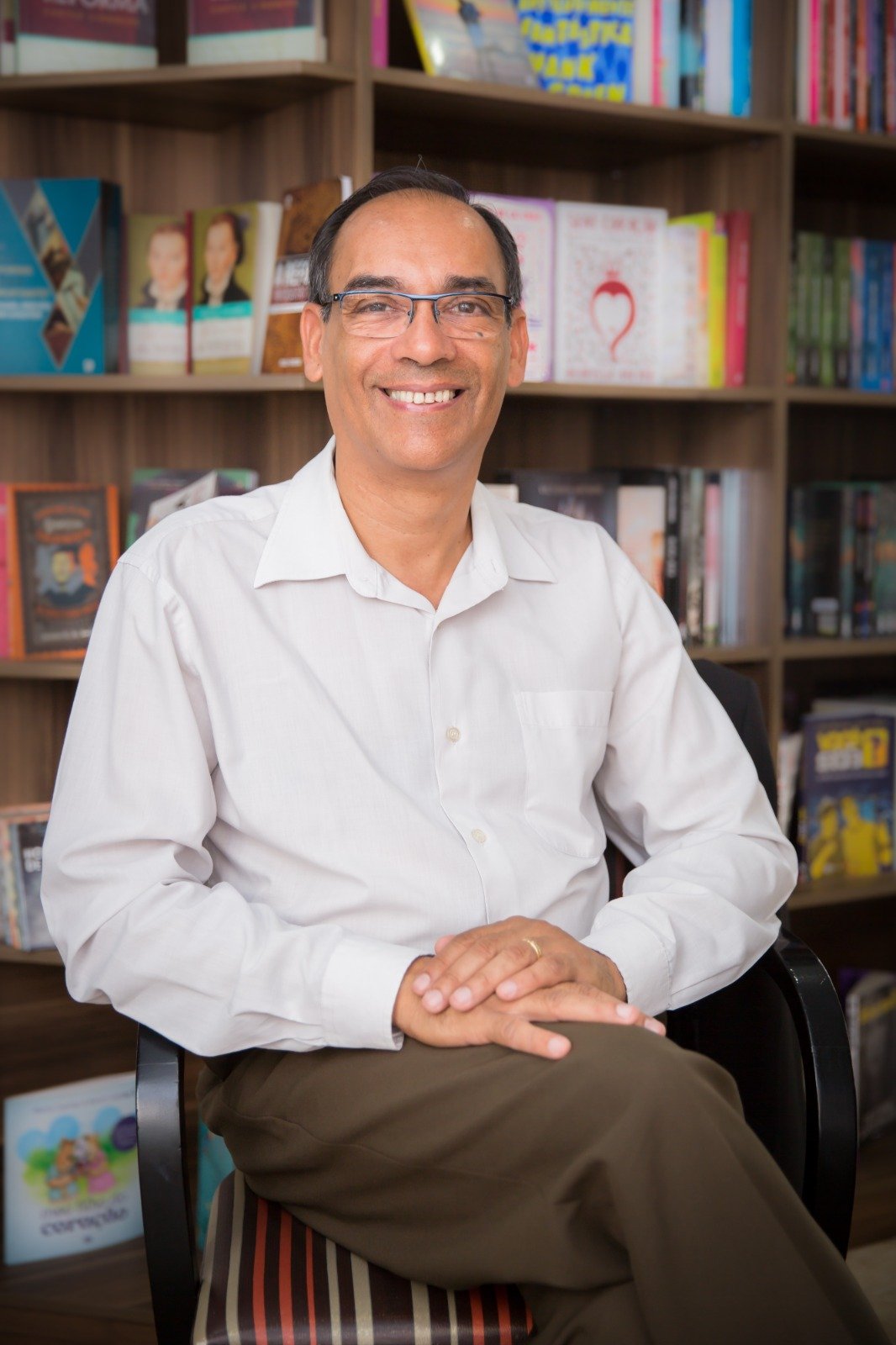 Dr. Edgard Gonçalves em ambiente profissional de atendimento
